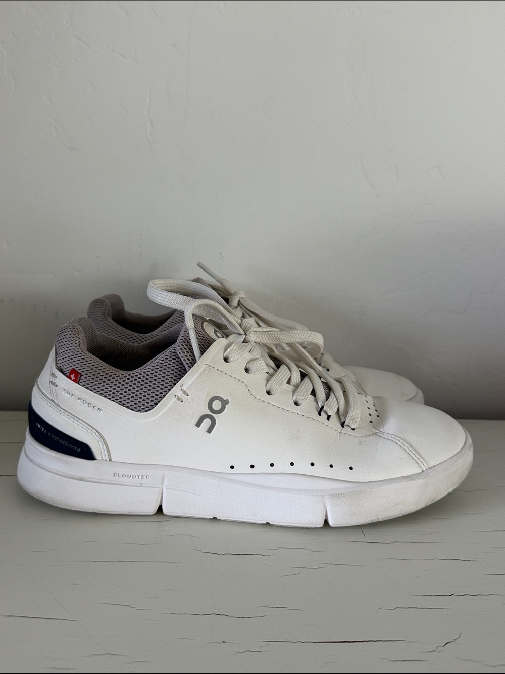 On The Roger Advantage White Leather CloudTec Sneakers Women’s 7